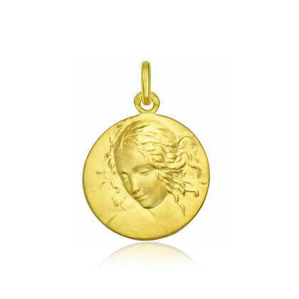 La médaille de la Vierge en or par Arthus Bertrand figure parmi les bijoux incontournables pour bébé !